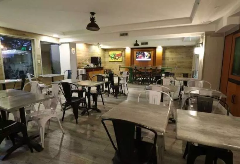 בית מלון כפרי Quality Inn Miami Airport  Doral