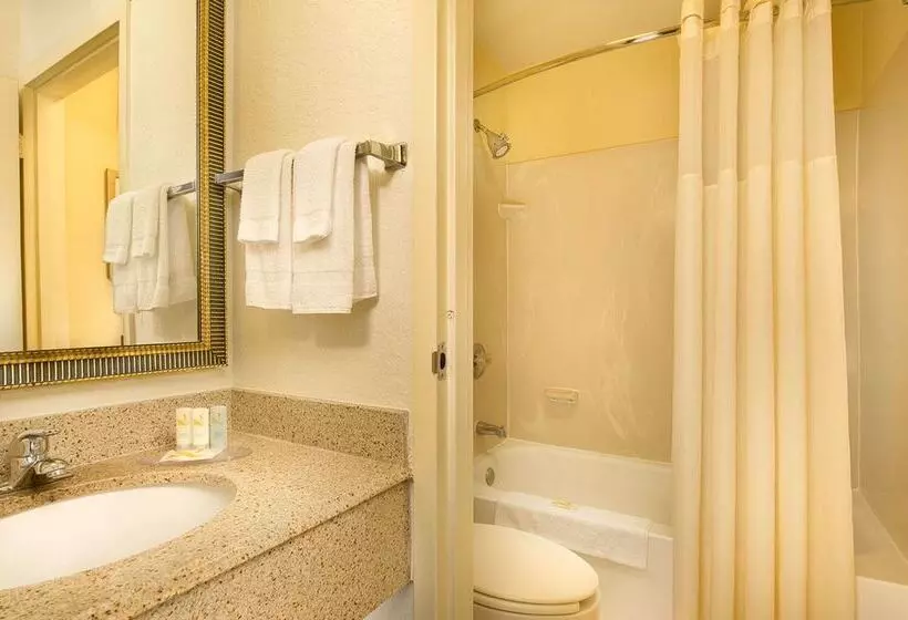 בית מלון כפרי Quality Inn Miami Airport  Doral