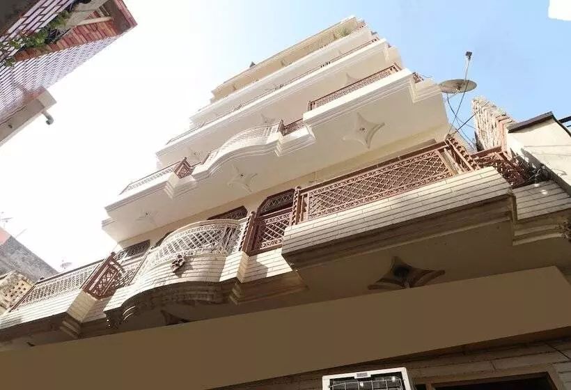 Hotelli Amrit Guest House By Oyo Rooms