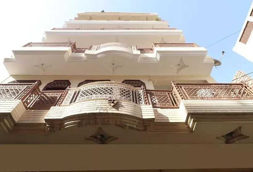 Hotelli Amrit Guest House By Oyo Rooms