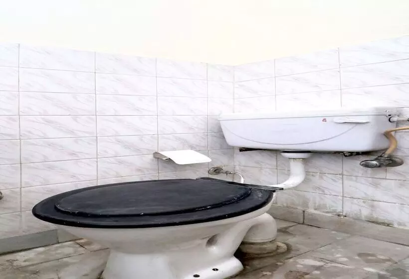 Hotelli Amrit Guest House By Oyo Rooms