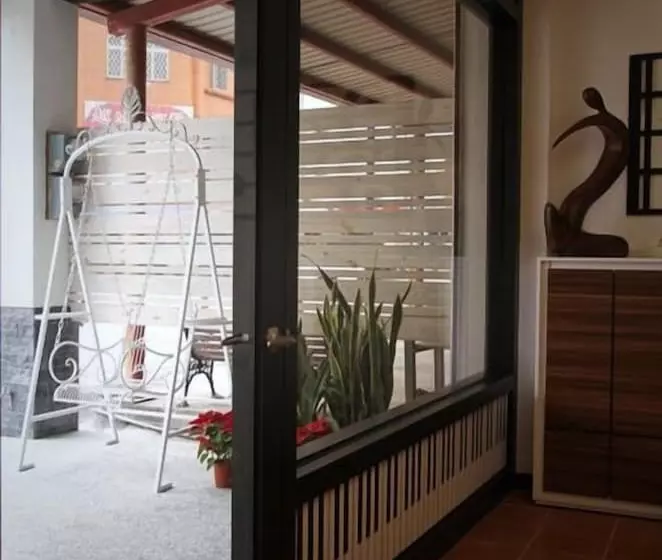 پانسیون Little Pianist Hostel
