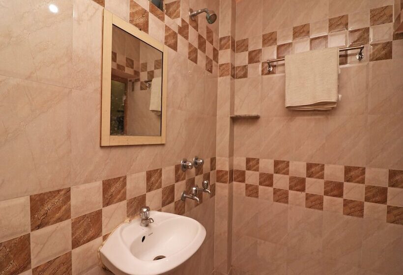 Spot On 39527 Hotel Saraogi