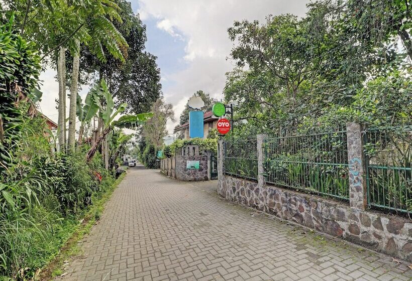 בית מלון כפרי Collection O 90461 Graha Atmadja Syariah Guest House