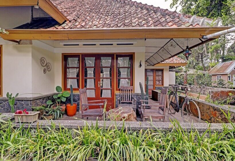 בית מלון כפרי Collection O 90461 Graha Atmadja Syariah Guest House