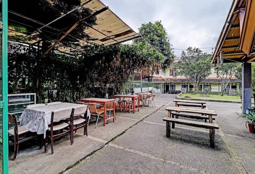 בית מלון כפרי Collection O 90461 Graha Atmadja Syariah Guest House