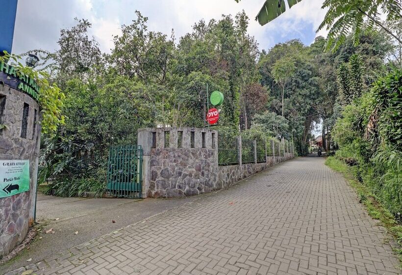 בית מלון כפרי Collection O 90461 Graha Atmadja Syariah Guest House