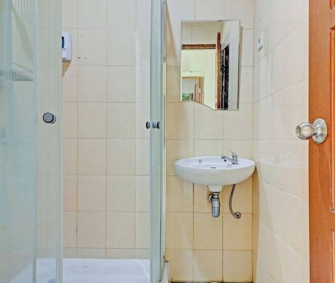 בית מלון כפרי Collection O 90461 Graha Atmadja Syariah Guest House