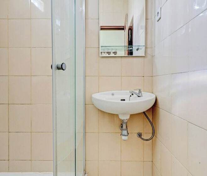 בית מלון כפרי Collection O 90461 Graha Atmadja Syariah Guest House