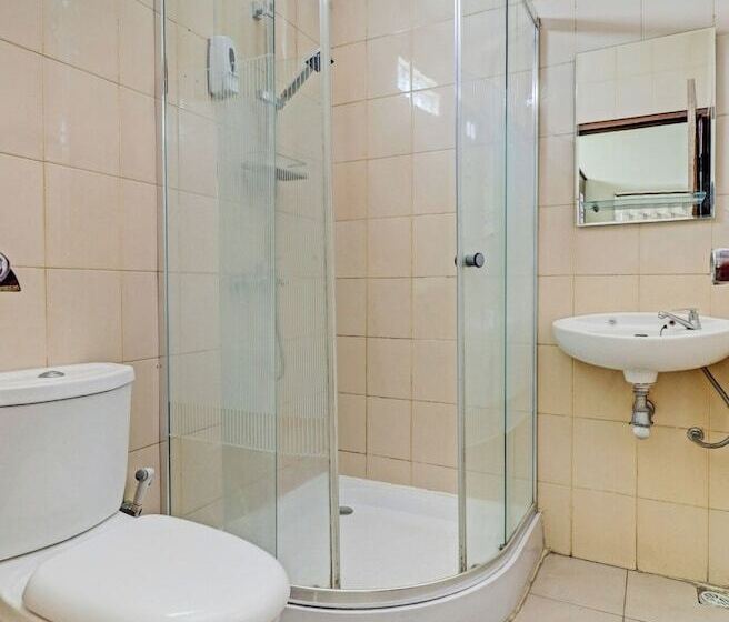 בית מלון כפרי Collection O 90461 Graha Atmadja Syariah Guest House