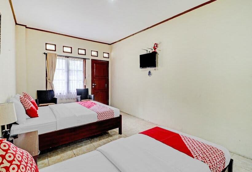 בית מלון כפרי Collection O 90461 Graha Atmadja Syariah Guest House