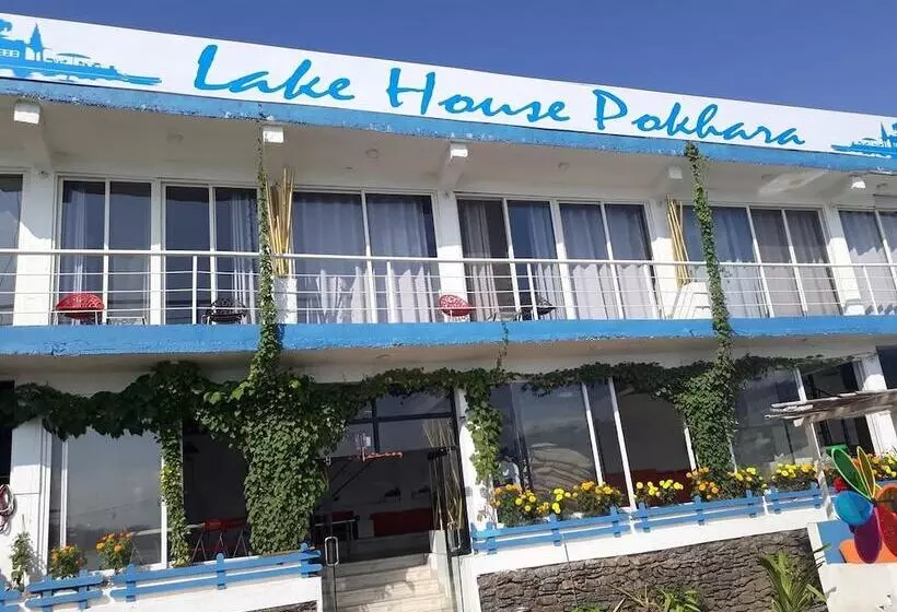 هتل The Lake House