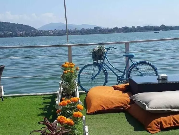 هتل The Lake House