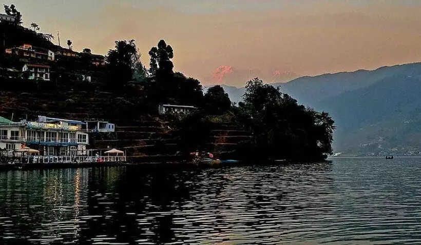 هتل The Lake House