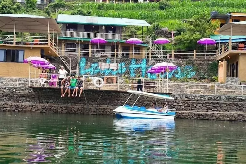 هتل The Lake House