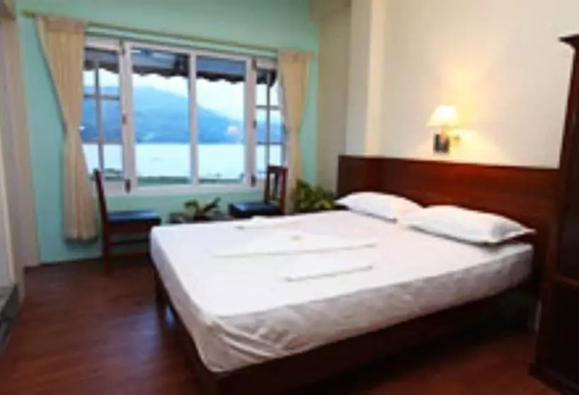 هتل The Lake House
