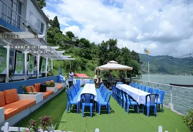 هتل The Lake House