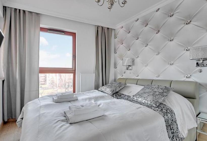 Frey Homes Waterlane Glamour Swimming Pool & Spa