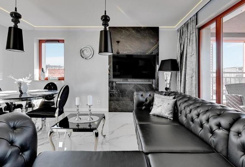 Frey Homes Waterlane Glamour Swimming Pool & Spa