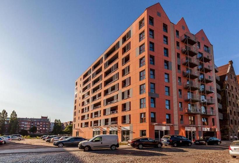 Frey Homes Waterlane Glamour Swimming Pool & Spa