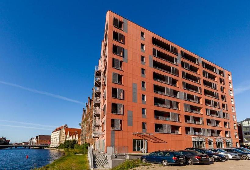 Frey Homes Waterlane Glamour Swimming Pool & Spa