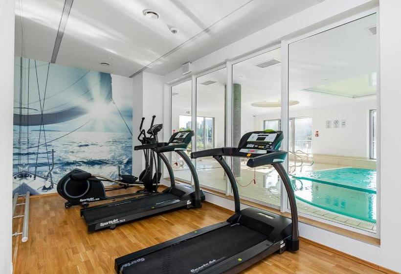 Frey Homes Waterlane Glamour Swimming Pool & Spa