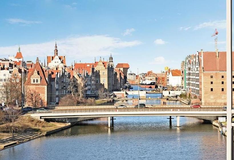 Frey Homes Waterlane Glamour Swimming Pool & Spa