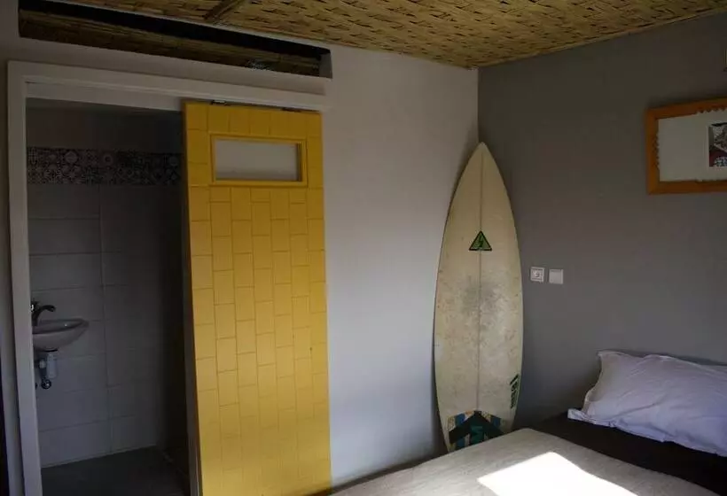 ペンション Mouja Surf Camp