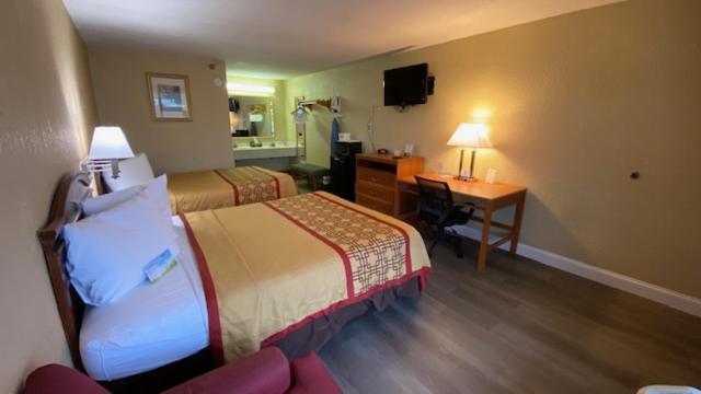 فندق Clarion Inn & Suites Near The Leconte Center Pigeon Forge