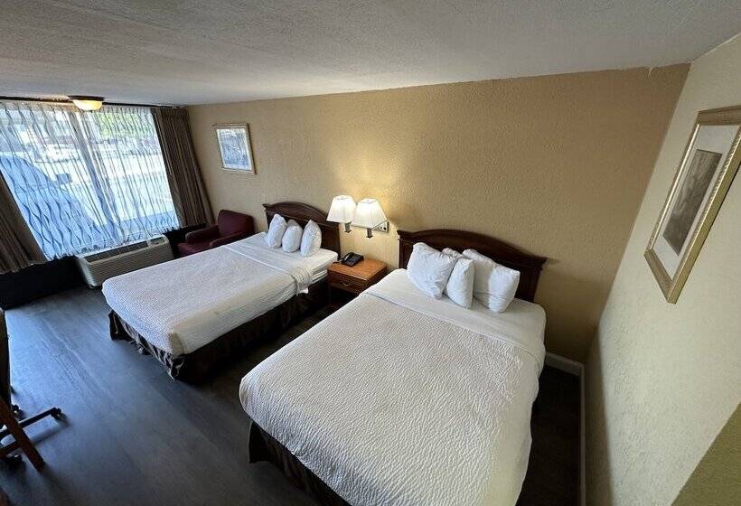 فندق Clarion Inn & Suites Near The Leconte Center Pigeon Forge