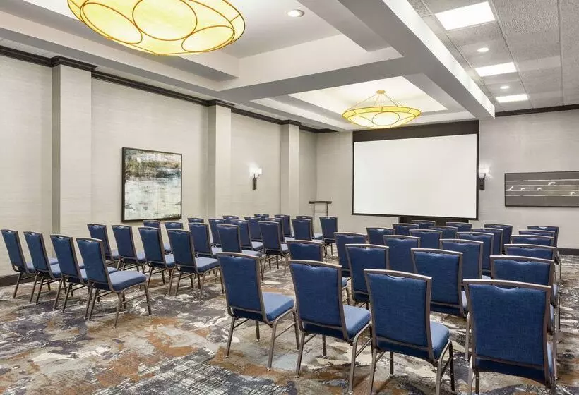 Doubletree By Hilton Hotel Jackson