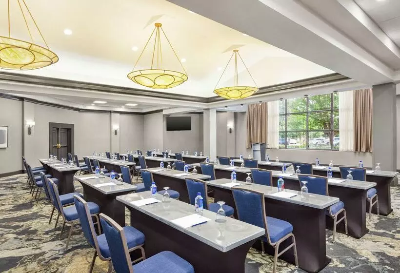 Doubletree By Hilton Hotel Jackson