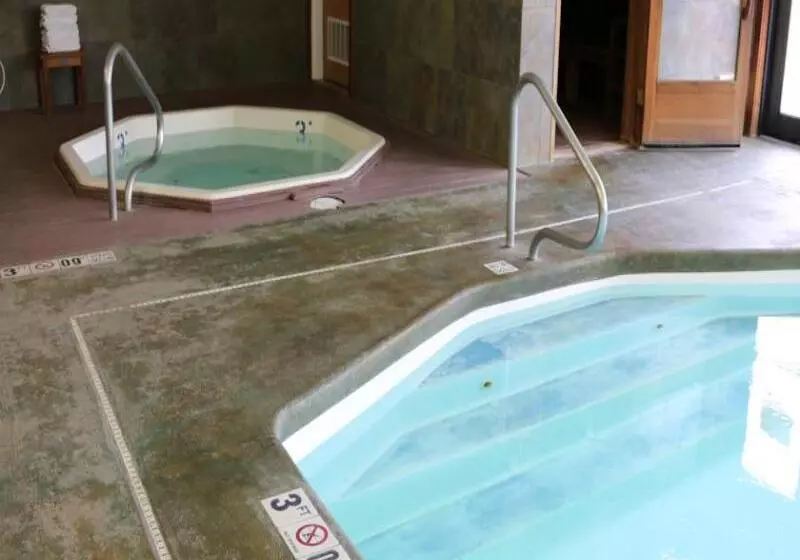 هتل Gray Wolf Inn & Suites