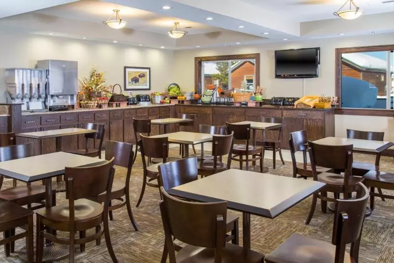 هتل Gray Wolf Inn & Suites