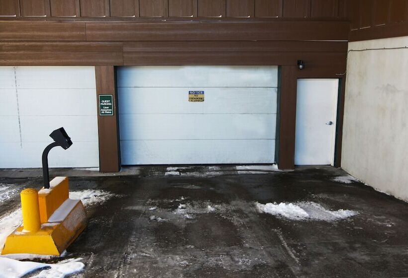 فندق Gray Wolf Inn & Suites