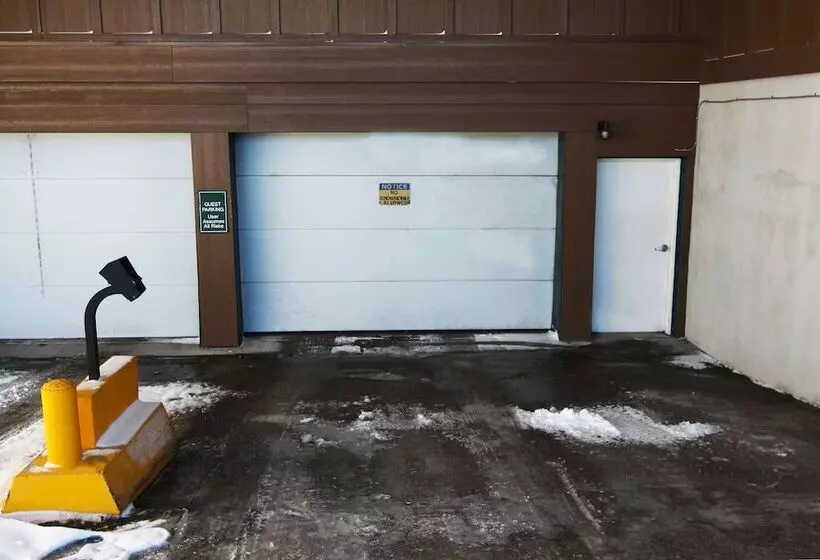 هتل Gray Wolf Inn & Suites