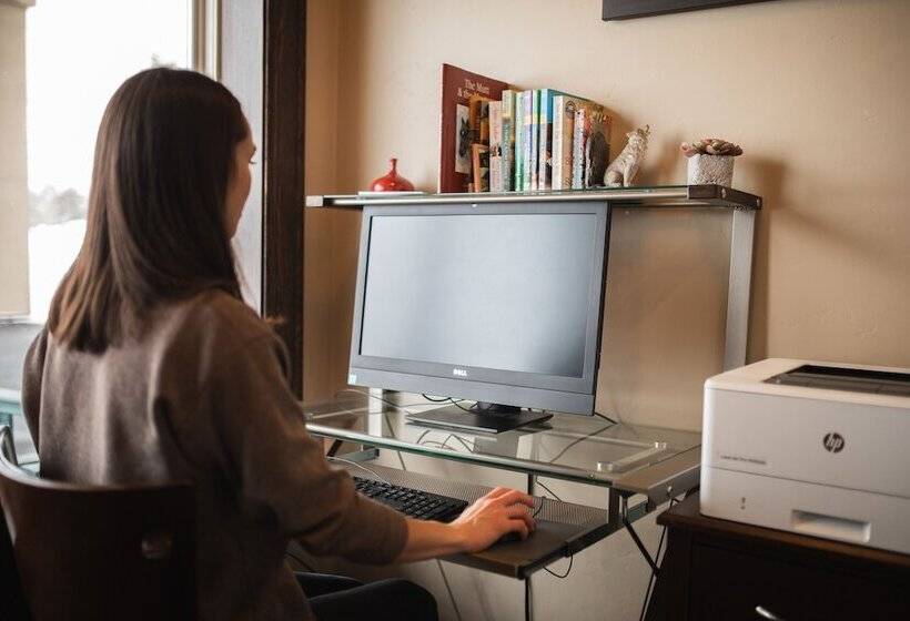 فندق Gray Wolf Inn & Suites