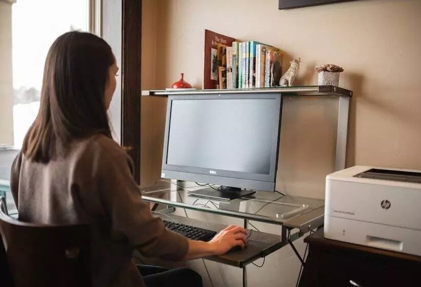 هتل Gray Wolf Inn & Suites