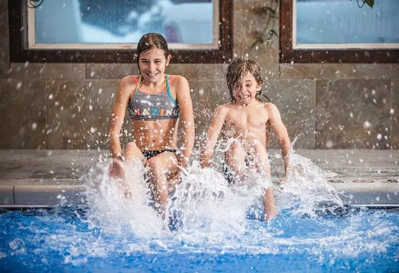 هتل Gray Wolf Inn & Suites