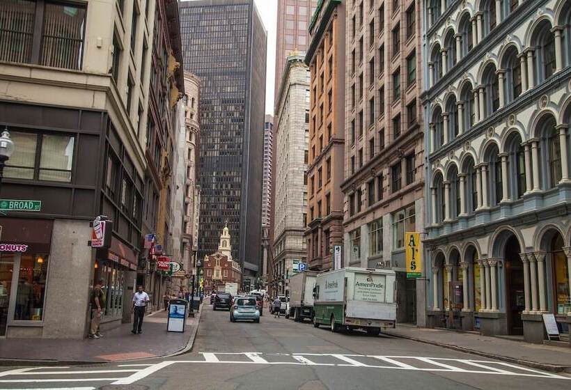 Luxe Condo Back Bay Boston 3 Bedrooms & 2 Baths