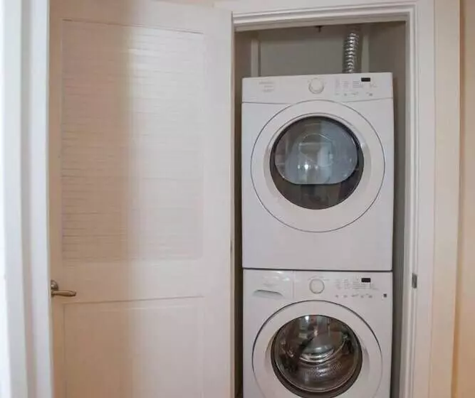 Luxe Condo Back Bay Boston 3 Bedrooms & 2 Baths