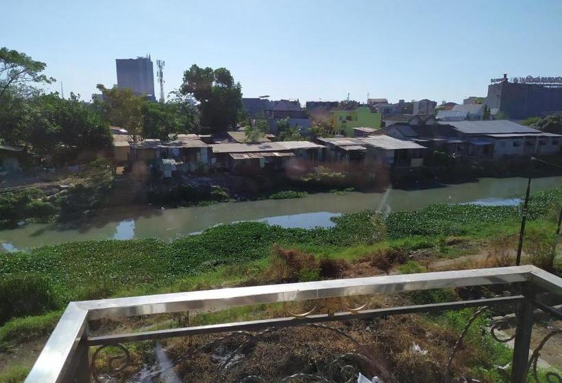 Otel Oyo 2006 Luvio Makassar