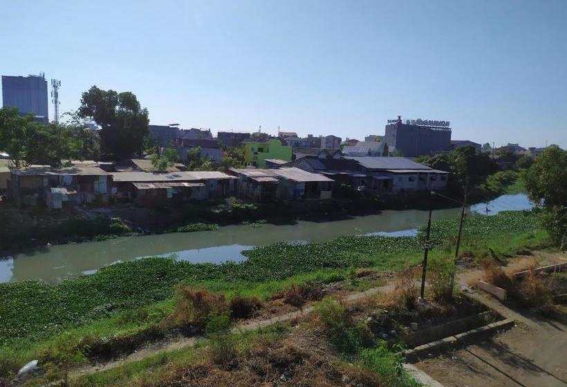 Otel Oyo 2006 Luvio Makassar