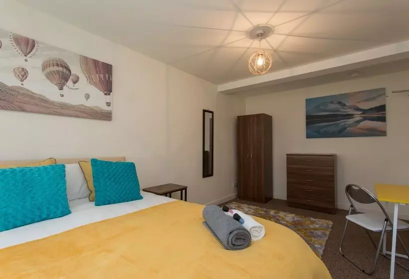 Majatalo Townhouse @ Briggs Avenue Crewe