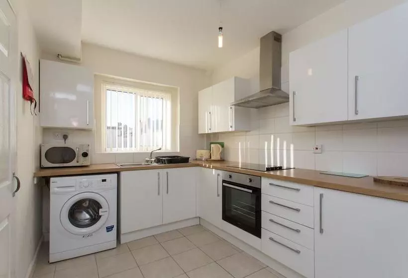 Majatalo Townhouse @ Briggs Avenue Crewe