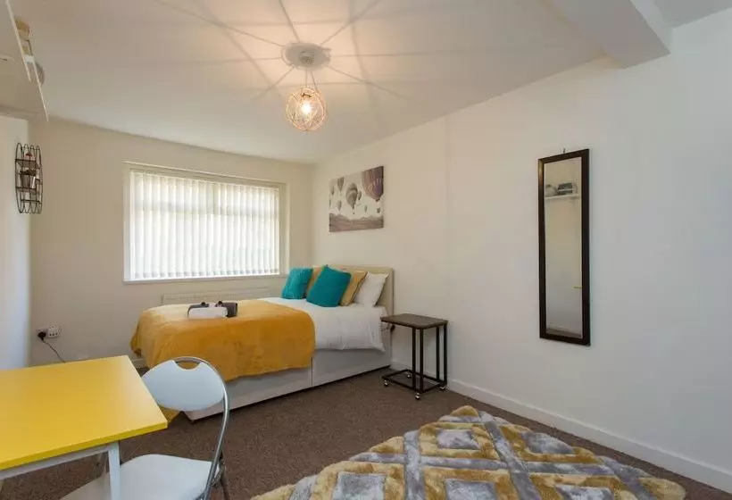 Majatalo Townhouse @ Briggs Avenue Crewe