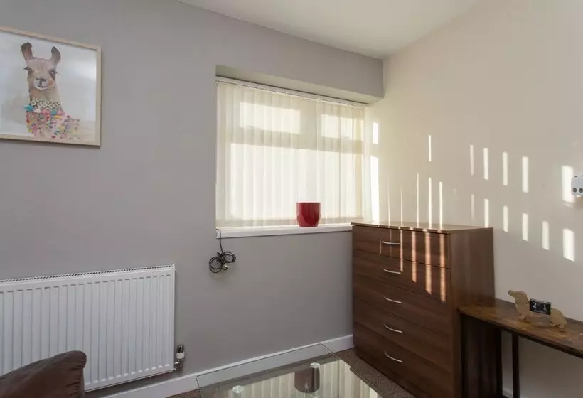 Majatalo Townhouse @ Briggs Avenue Crewe