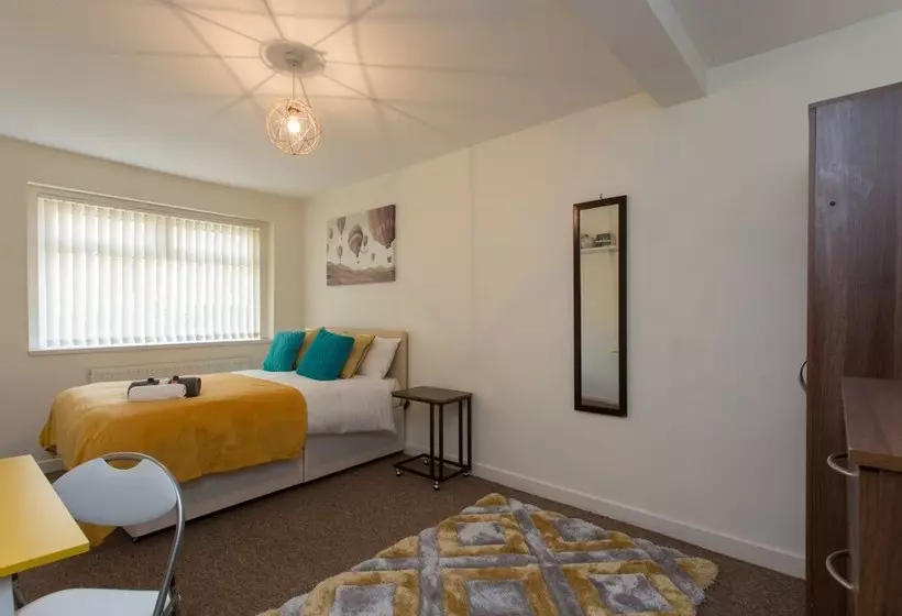 Majatalo Townhouse @ Briggs Avenue Crewe