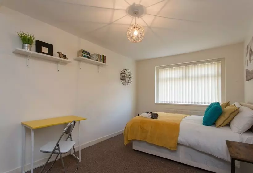 Majatalo Townhouse @ Briggs Avenue Crewe