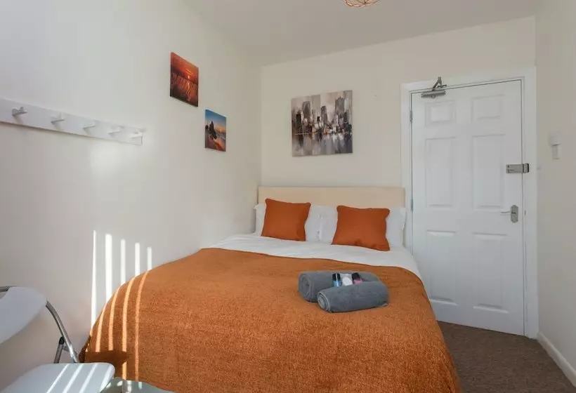 Majatalo Townhouse @ Briggs Avenue Crewe